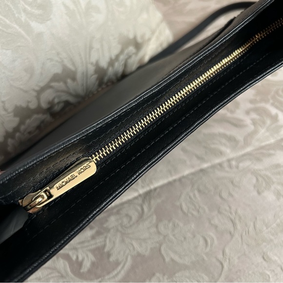 Micheal Kors Jet Set Travel Saffiano Leather Messenger - Picture 4 of 10